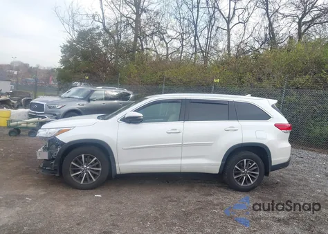 2017 Toyota Highlander Xle z USA, uszkodzony, nr VIN 5TDJZRFH3HS392833